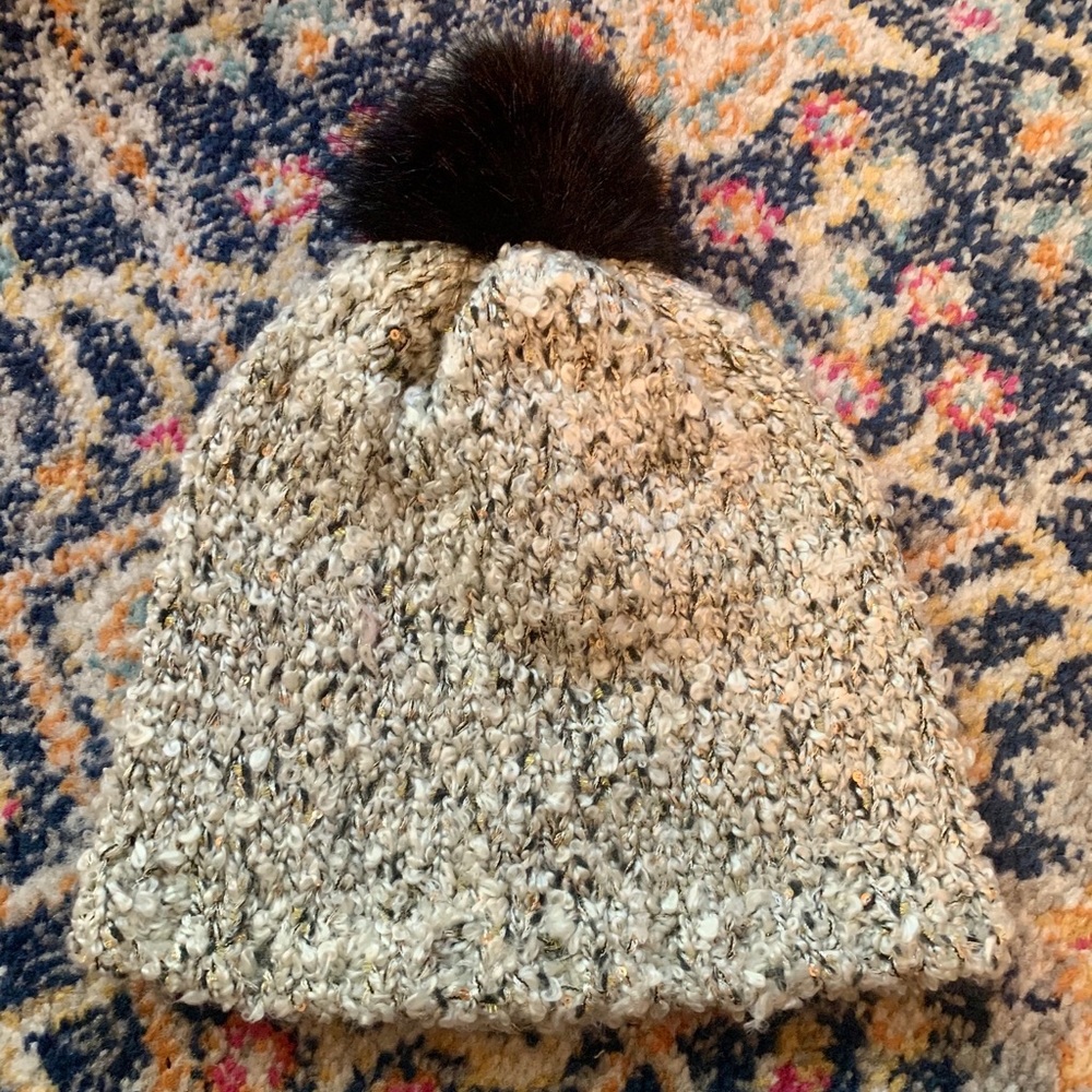 Express beanie with black Pom Pom